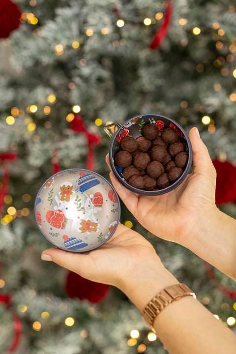 Weihnachtliche Schokoladenkugel mit Trüffel-Lollis 100g | Bär